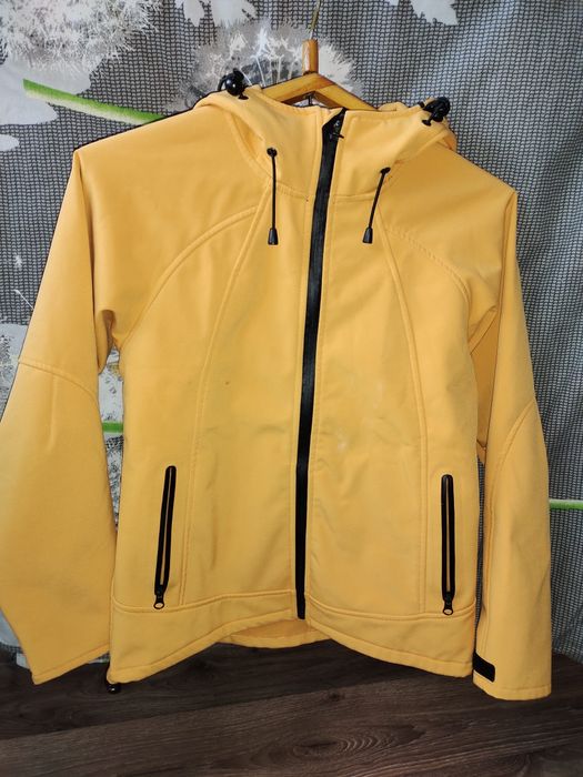 Продам спортивну курточку SWITCER