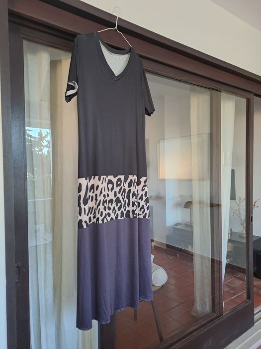 Vestido comprido preto, cinzento e leopardo
