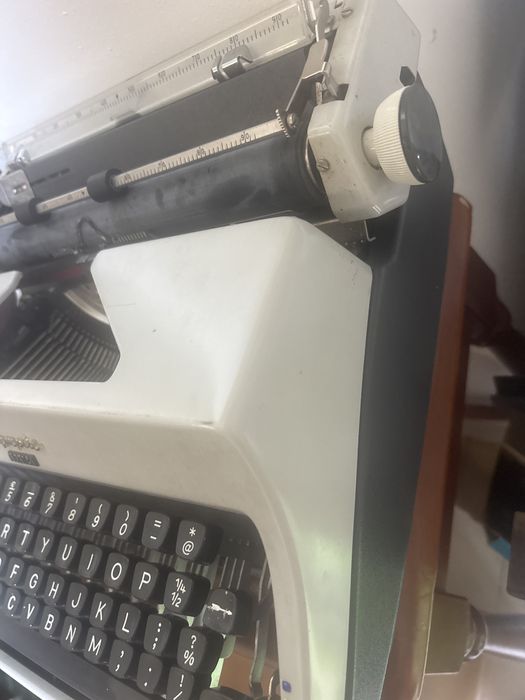 Maquina de escrever antiga /Olympia-Monica