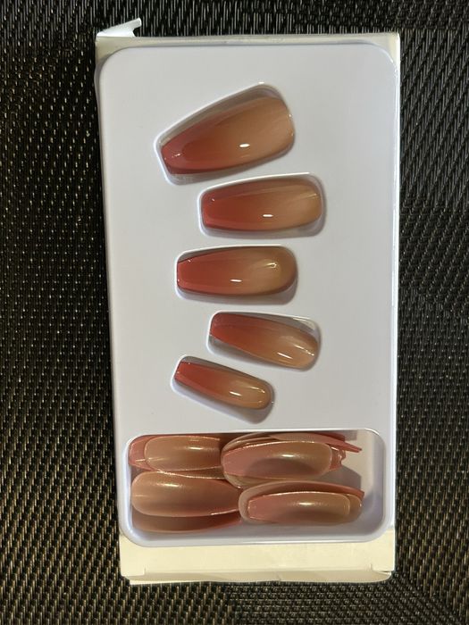 Накладні нігті.