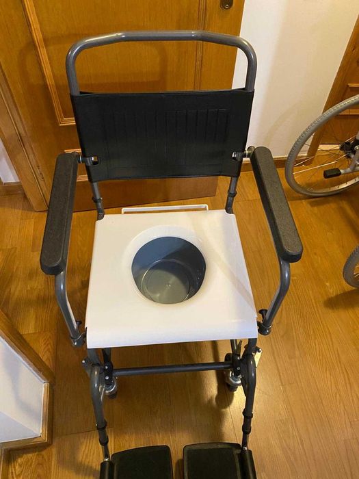 Cadeira de rodas semi nova