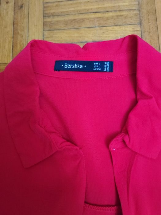 Blusa vermelha de Senhora da Bershka e Blusa verde oliva da Mango