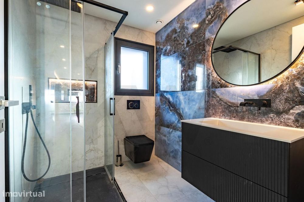 Moradia 4 suites, piscina aquecida e jardim para venda em Cascais
