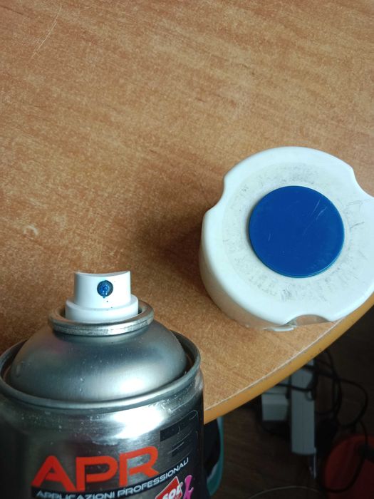 Uniwersalny lakier akrylowy