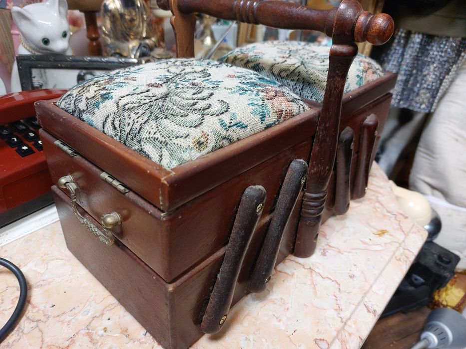 Caixa de costura de madeira articulada