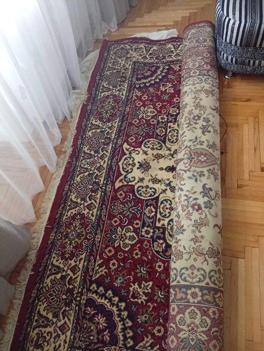 Продам коврик до  вітальні .Розмір 2.5 м на 3.5м.У хорошому стані .