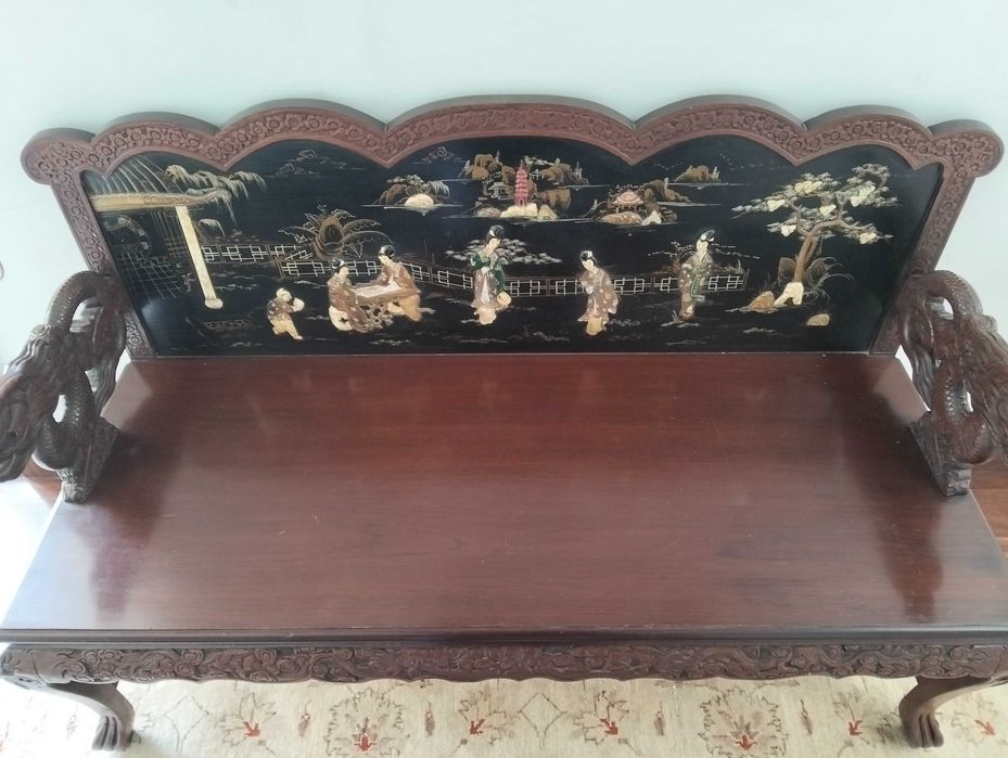 Conjunto Mobiliário Chinês Entalhado c/ Dragões – Sofá, 2 Cadeiras, Arca e Mesa de Centro