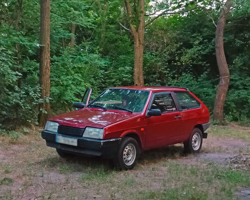 ВАЗ 2108 — техніка в порядку, кузов без гнилі!

Продаю свою "вісімку". В машину вкладено набагато більше, ніж її ринкова ціна. Робив для себе, але зараз авто просто стоїть без діла.

Чому варто звернути увагу:

Кузов живий: Пару років тому професійно поварили кожну дірочку. Машина "міцна", без іржі.

Мотор як новий: Після повного капремонту пройшов лише 300 км. Працює чітко, як годинник. Тільки бензин, ніякого газу. Останній заїзд на сервіс обійшовся у 20к+ грн.

Комфорт у салоні: Сидіння від іномарки (перетягнуті в ательє), дуже зручні.

Ходова та КПП: Все працює штатно, 5-ступка не вибиває, ходова перебрана.

З мінусів — тільки "косметика" (фарба подекуди тріснула, бампери вицвіли на сонці). На швидкість не впливає, а по техніці машина підведе навряд чи.

Продаж із переоформленням. Якщо є питання — пишіть у чат. Всім миру! 

І будь ласка, повідомлення в стилі "Заберу за 500" ігнорю, можете навіть не писати! Бо за 500 (і навіть більше) вона уйде легко на запчастини