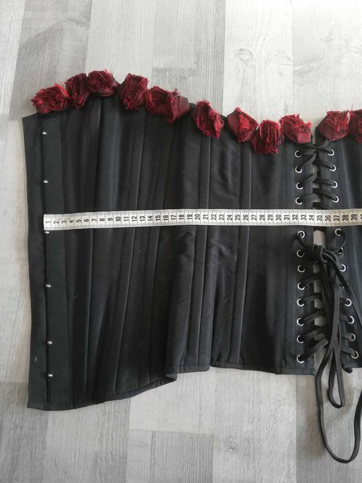 Czarny gorset, metalowe usztywnienie, czerwone róże, Goth
