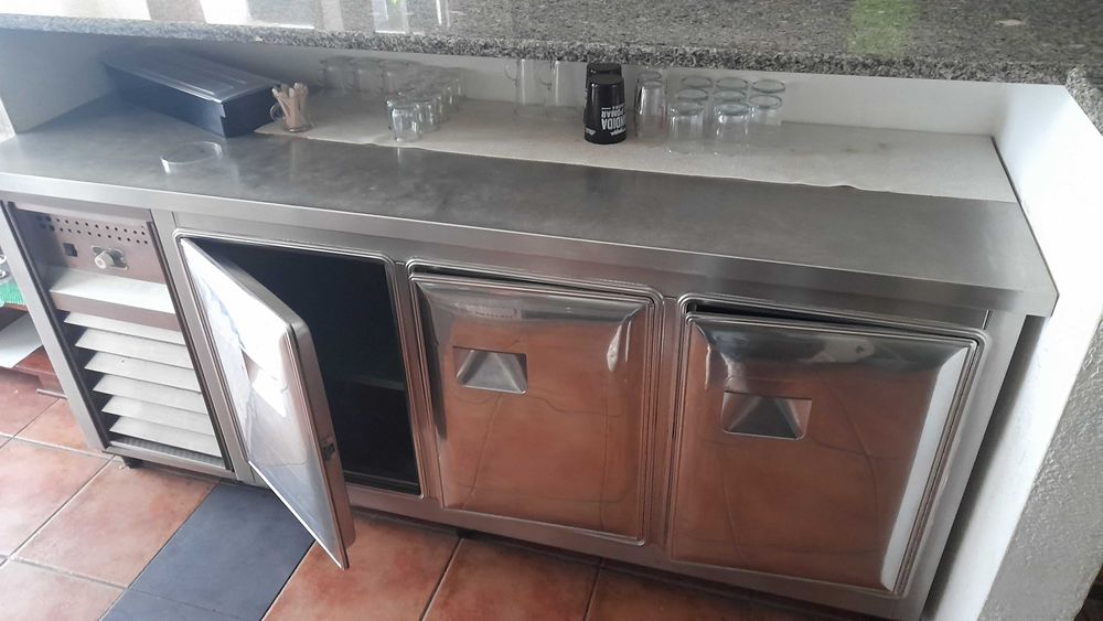 Bancada de refrigeração de bar para bebidas.
