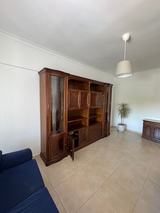 Vendo cristaleira em Madeira