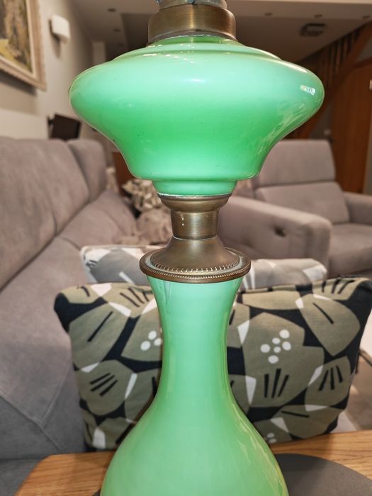 Lampa naftowa ze szkła opalowego