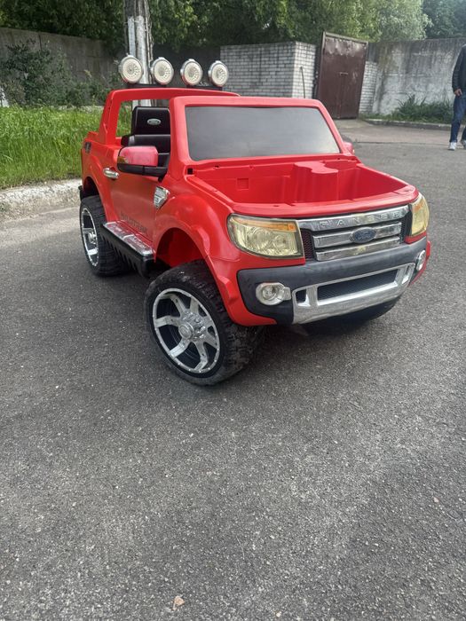 Дитячий електромобіль
