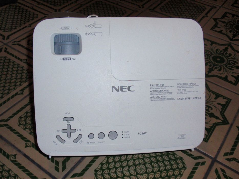 projektor NEC V230X
