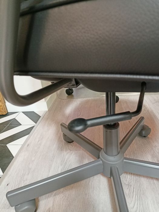 Cadeira de escritório em couro preta  IKEA