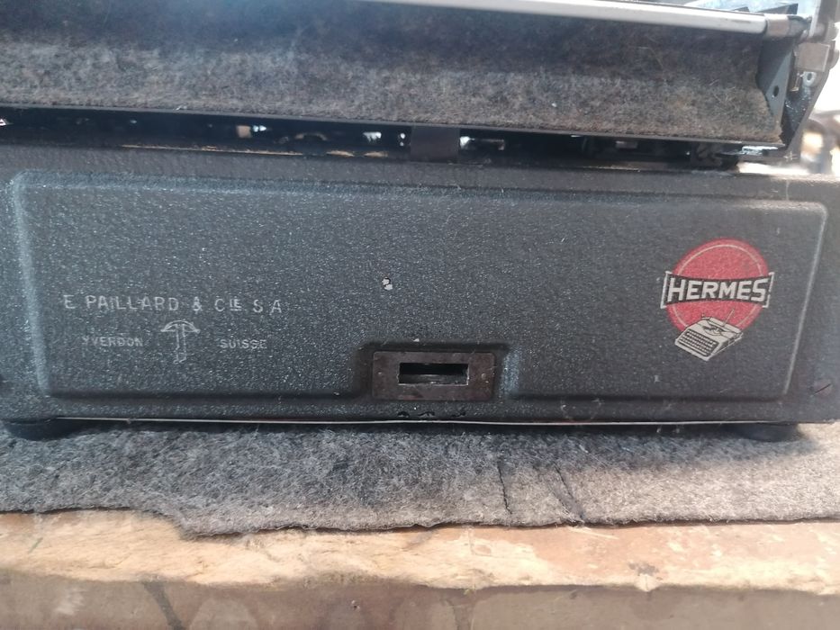 Máquina de escrever antiga HERMES