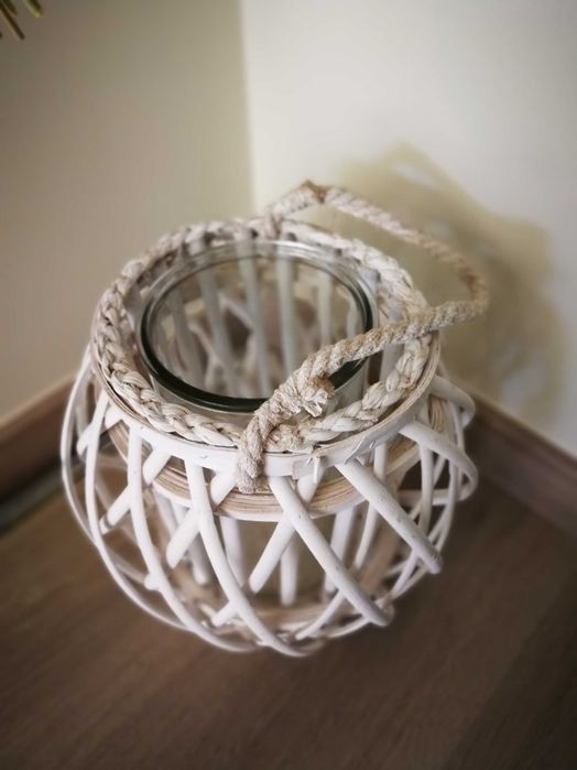 Candelabro branco em madeira