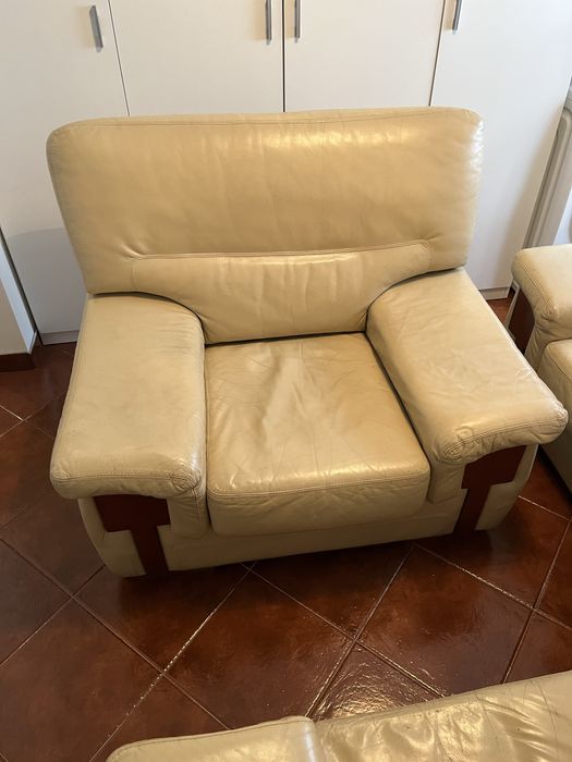 Conjunto de sofás em pele genuina