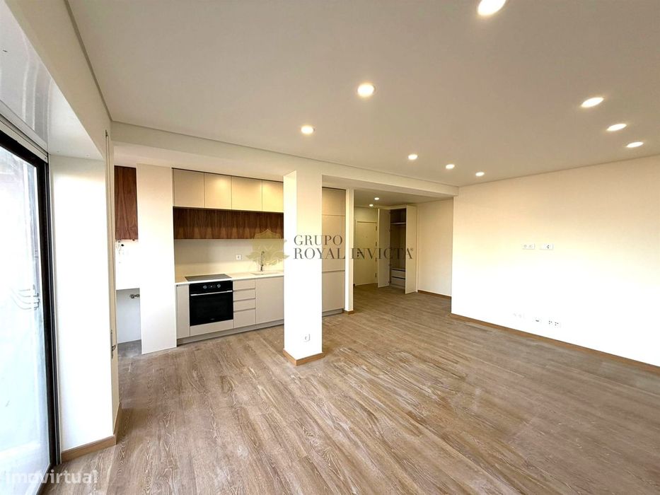 Apartamento T2 +1 Totalmente Remodelado com garagem fechada – Santa Ma