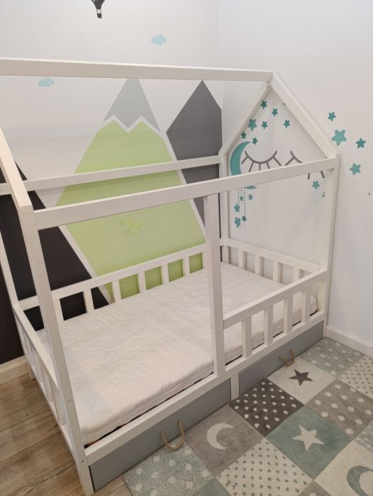 Łóżko domek wraz z regałami w kształcie domków i materac i dywan