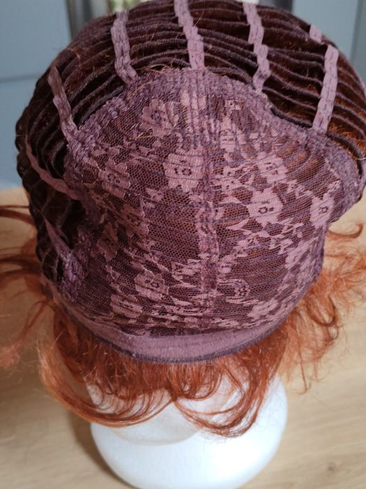 Peruka z włosów syntetycznych