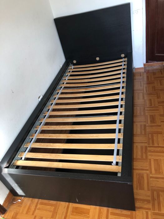 Cama solteiro Ikea com gavetas
