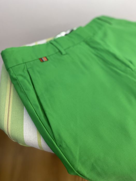 Стильні штани зеленого кольору .