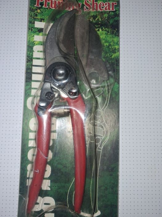 Секатор садовый с запасным ножом