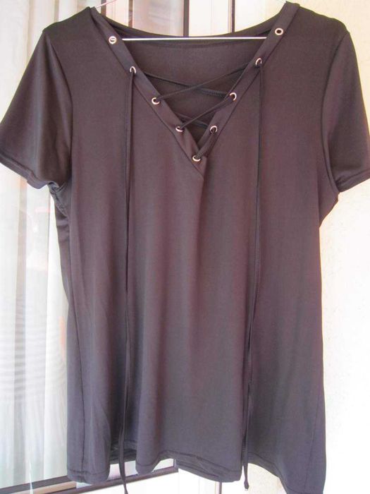 Blusa Preta - Decote em V - Com Atacadores - Mulher