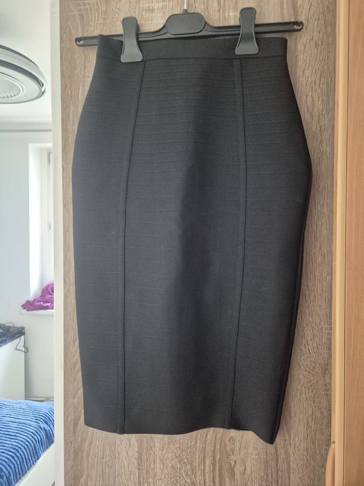 Czarna spódnica bandażowa ołówkowa – złoty zamek