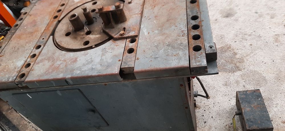 Mechaniczna giętarka do prętów