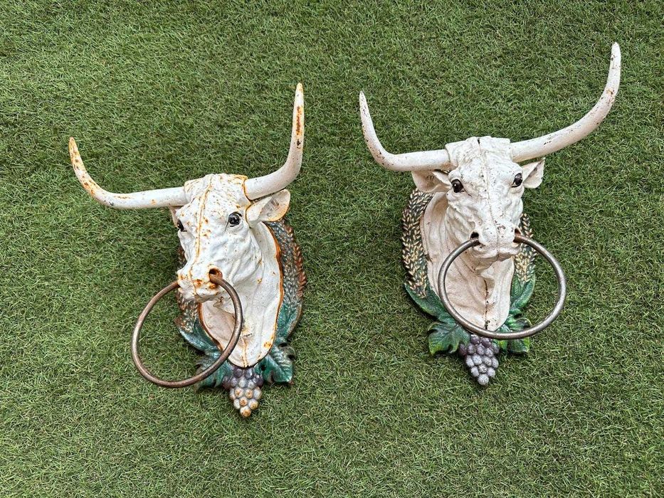 Cabeças de touros em ferro fundido, mural