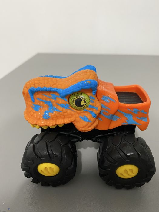 Monster truck samochód dino