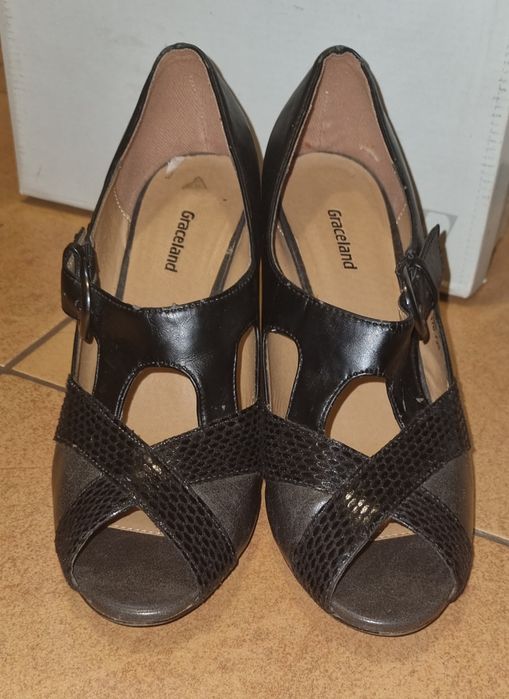 Buty na obcasie z odkrytymi palcami