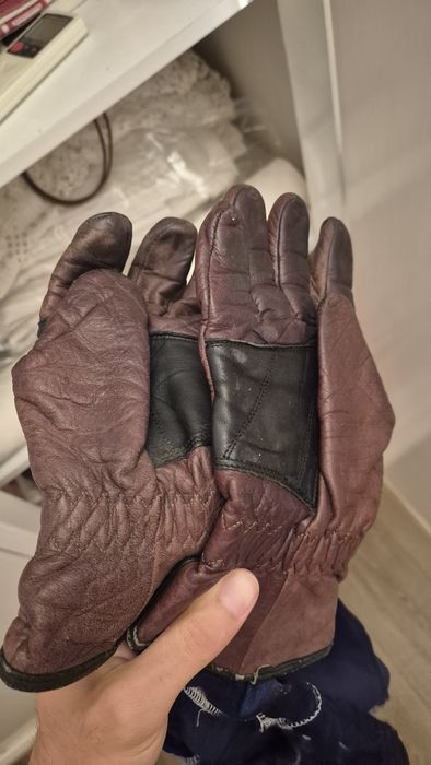 Capacete e luvas de moto