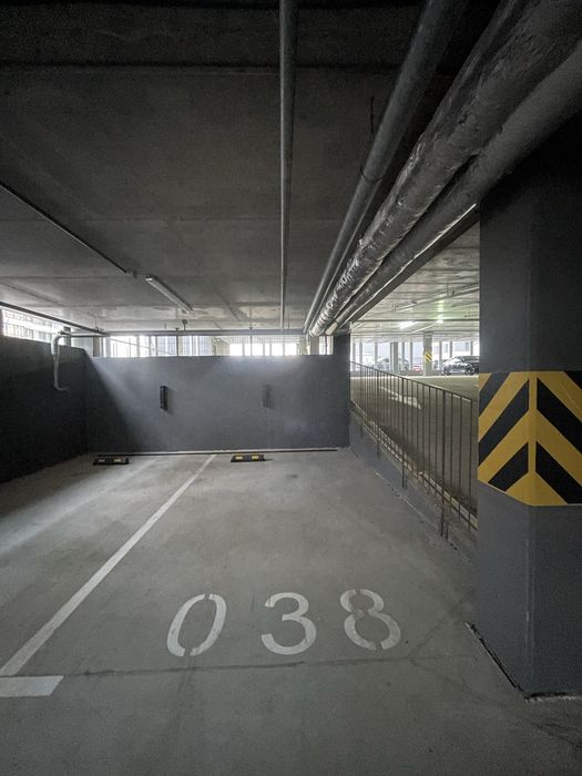 Оренда паркомісць на 1- ому поверсі .Варшавський 3. В.Змієнка 32