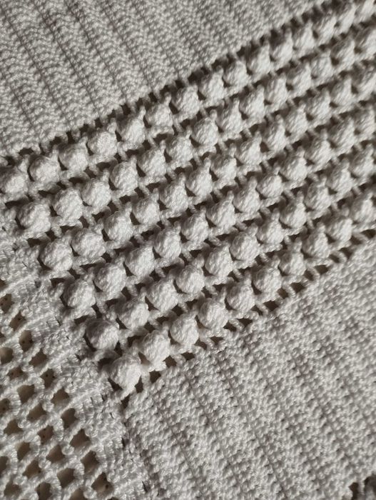 Colcha feita à mão em croché, com um design delicado e textura única