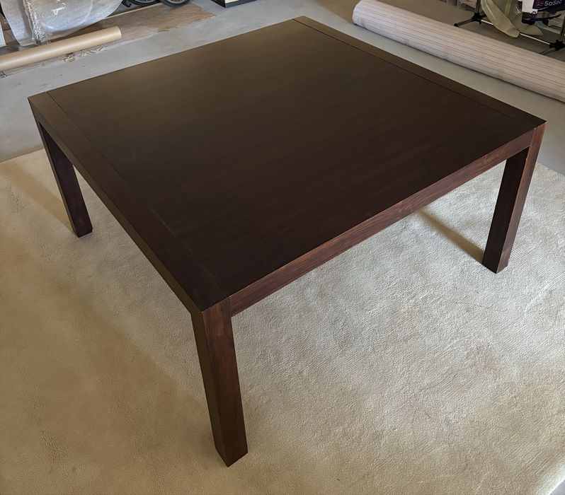 Mesa de Jantar, em nogueira, extensivel.