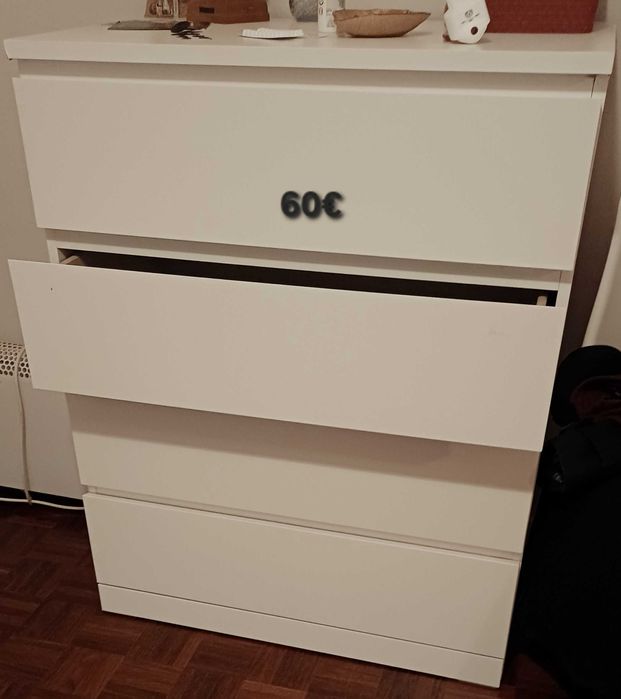 Cômoda branca com 4 gavetas