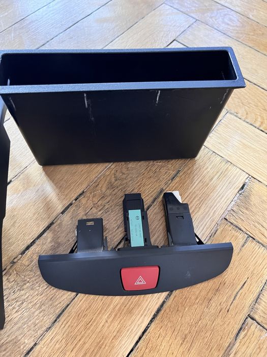 Ramka radia i panel awaryjnych Mazda 2 od 2007