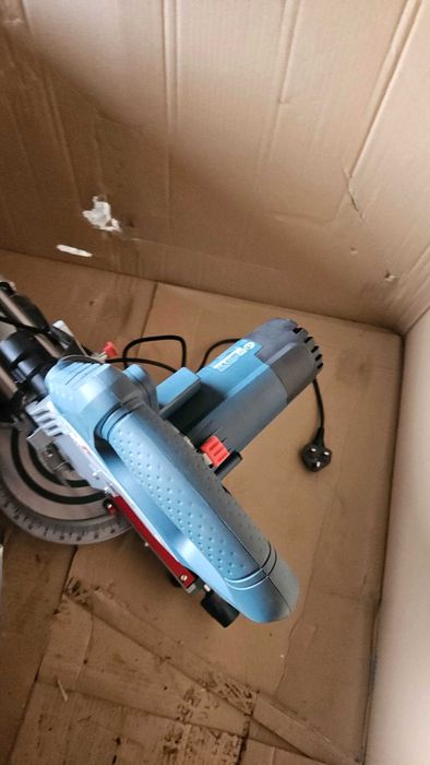 Ukośnica z posuwem Bosch GCM 800SJ 216mm 1400W