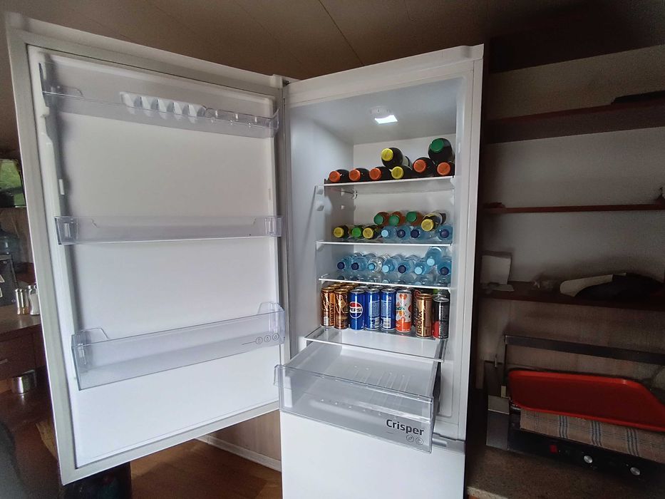 Продам холодильник з морозильною камерою Beko RCHA386K30W