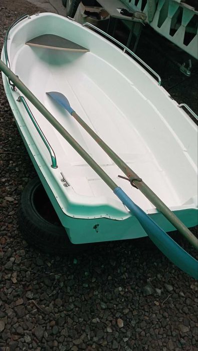 Гребний човен зі склопластику з веслами та леєрами