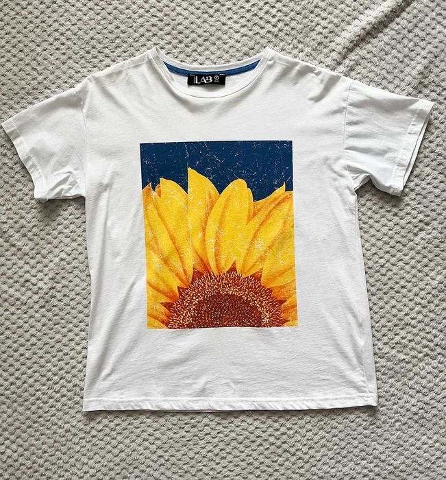 Біла футболка із соняхами Answear Lab