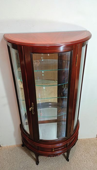 Vitrine /expositor meia-lua em mogno maciço espelhado com prateleiras