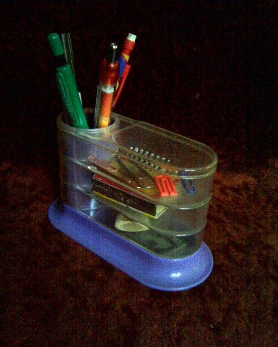 Подставка для канцтоваров.