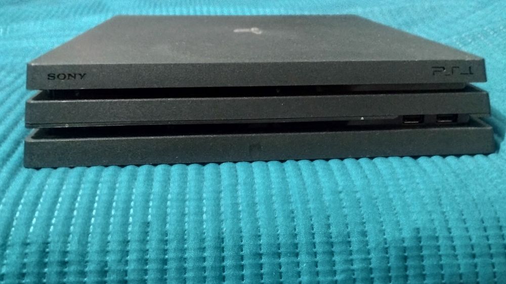 Ps 4 Pro em muito bom estado ,com volante , Pedais,um comando e jogos