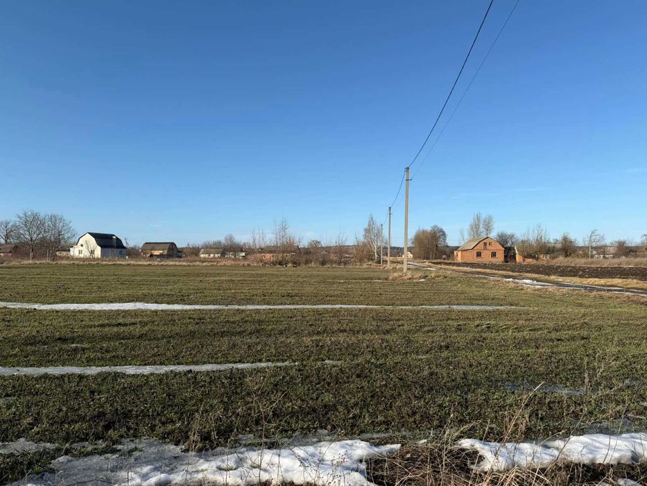 Продам ділянку в смт Літин .Рівна під житлову забудовуПоруч світло газ