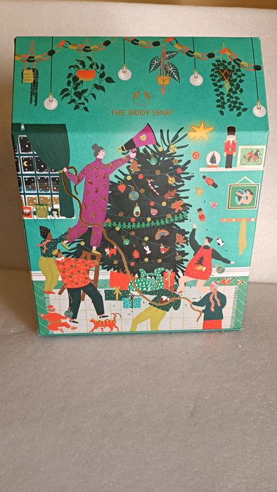 Antiga grande caixa advento da body shoop para decoração