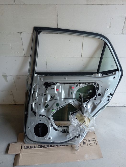 Drzwi Toyota Auris 1 kod lakieru 1F8
